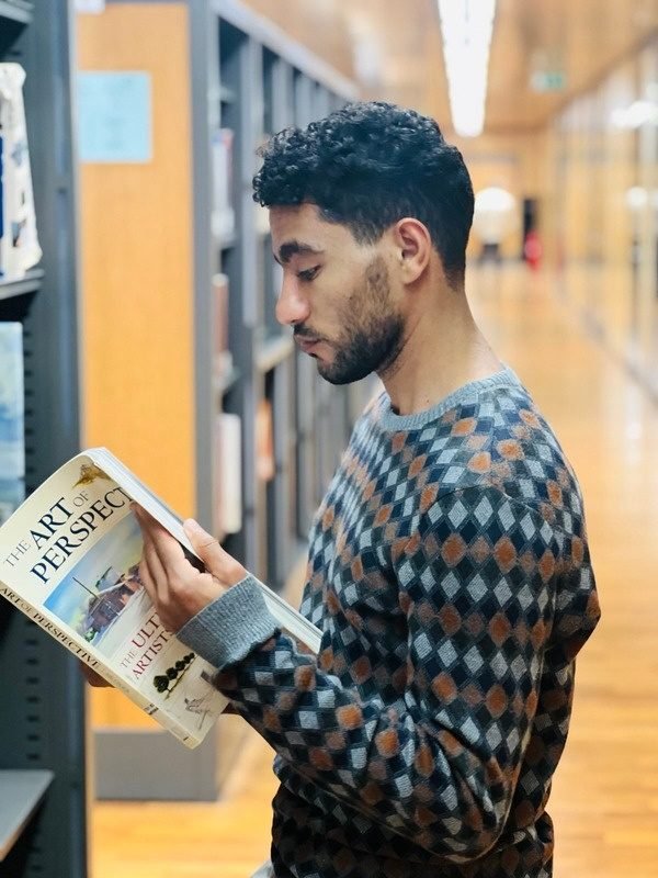 منتصر يقرأ في المكتبة